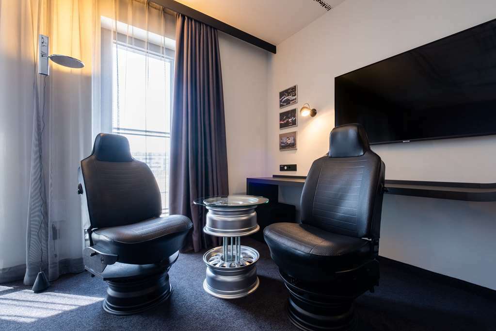 V8 Hotel Koeln At Motorworld חדר תמונה