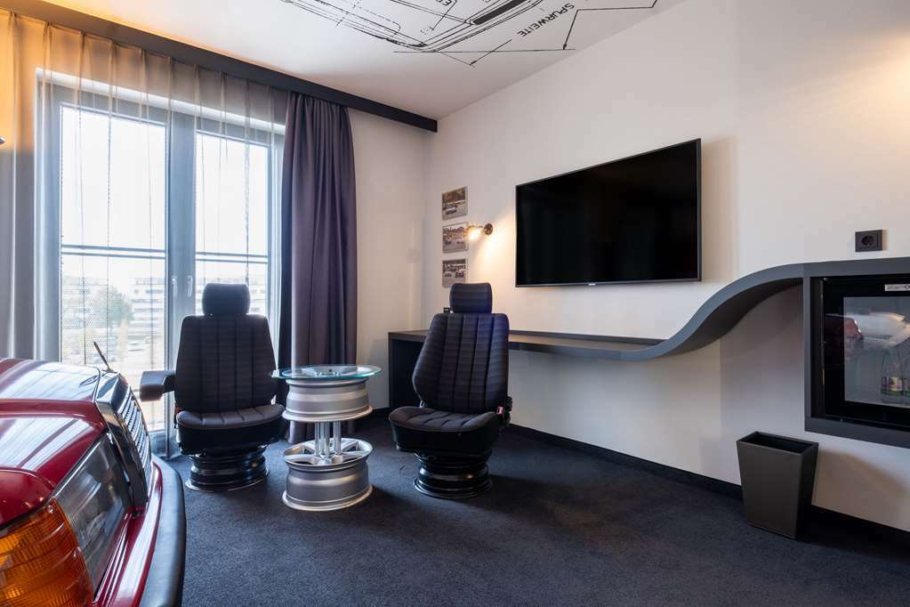 V8 Hotel Koeln At Motorworld חדר תמונה