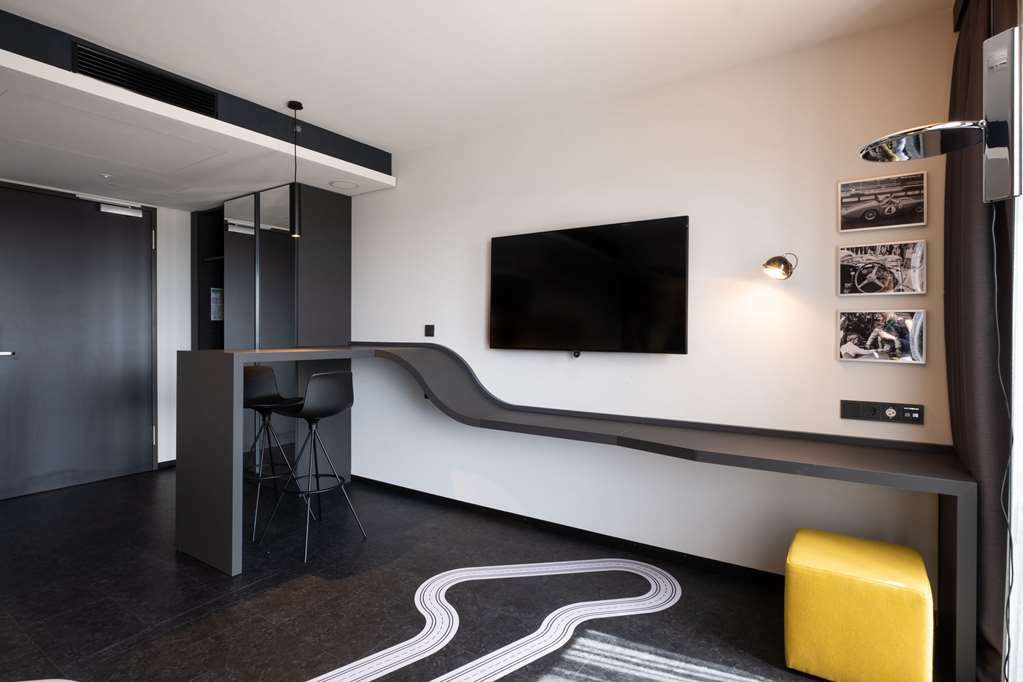 V8 Hotel Koeln At Motorworld חדר תמונה