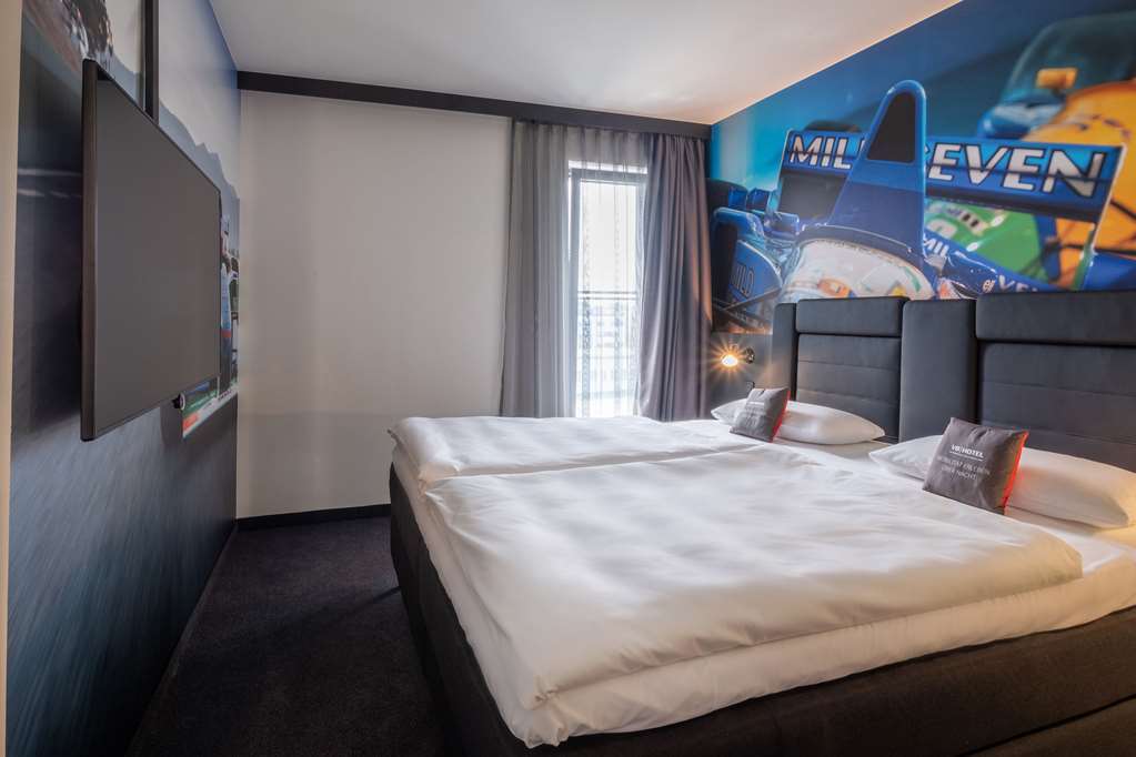 V8 Hotel Koeln At Motorworld חדר תמונה